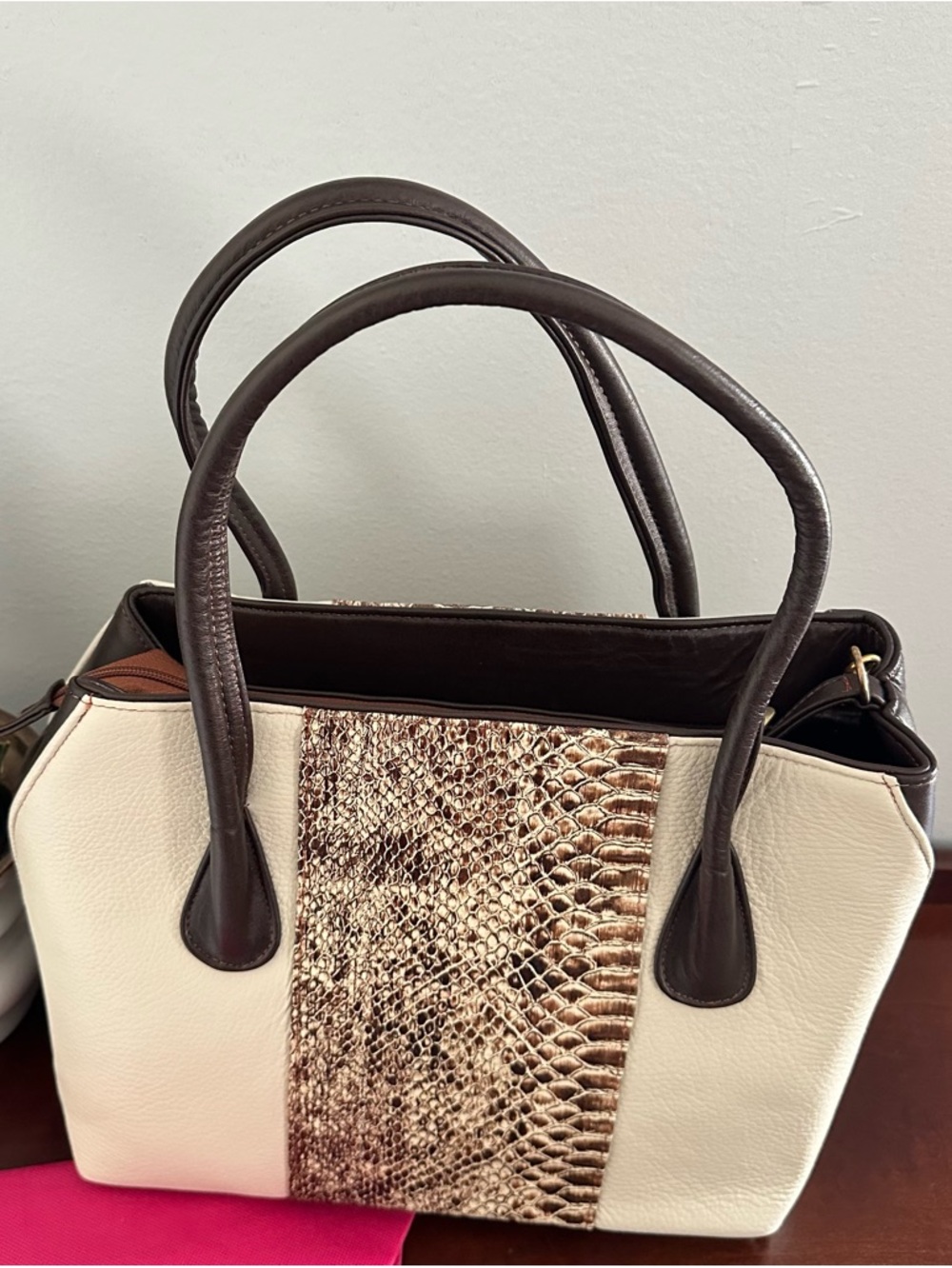 Elegant Handbag.  made  in mexico.